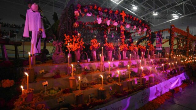 Elaboran en Xalapa el altar de muertos más grande del mundo