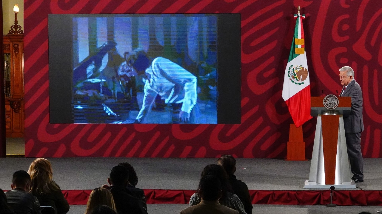 El presidente Andrés Manuel López Obrador obseerva un video de Joan Manuel Serrat en su conferencia mañanera