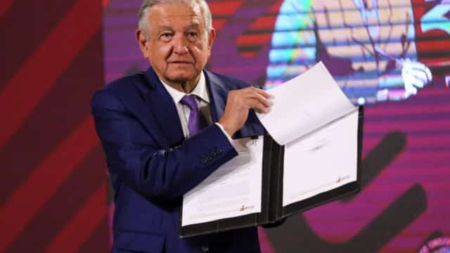 Andrés Manuel López Obrador, Presidente de México, y Rogelio Ramírez de la O, secretario de Hacienda, encabezaron la firma del acuerdo para mantener el precio de la canasta básica en poco más de 1000 pesos con un grupo de empresarios.