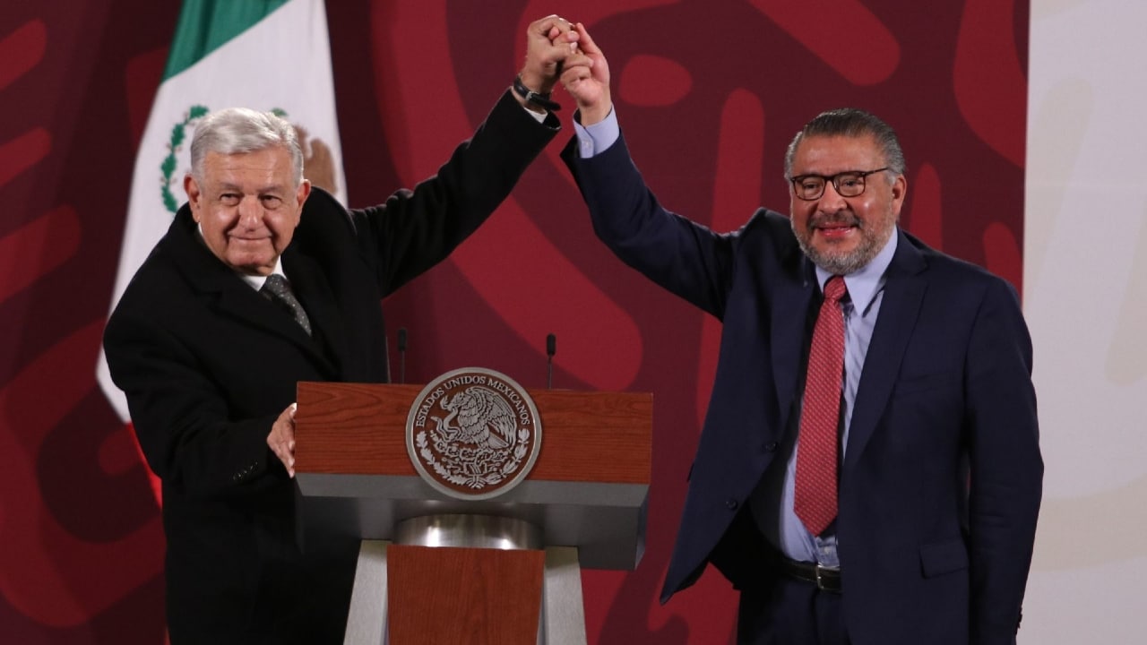 El presidente Andrés Manuel López Obrador, acompañado por Horacio Duarte Olivares, titular de la Agencia Nacional de Aduanas de México (ANAM) durante la conferencia mañanera.