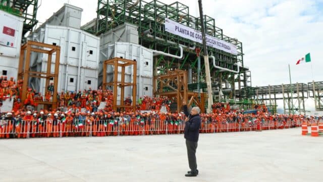 AMLO supervisa construcción de planta coquizadora en Tula, Hidalgo