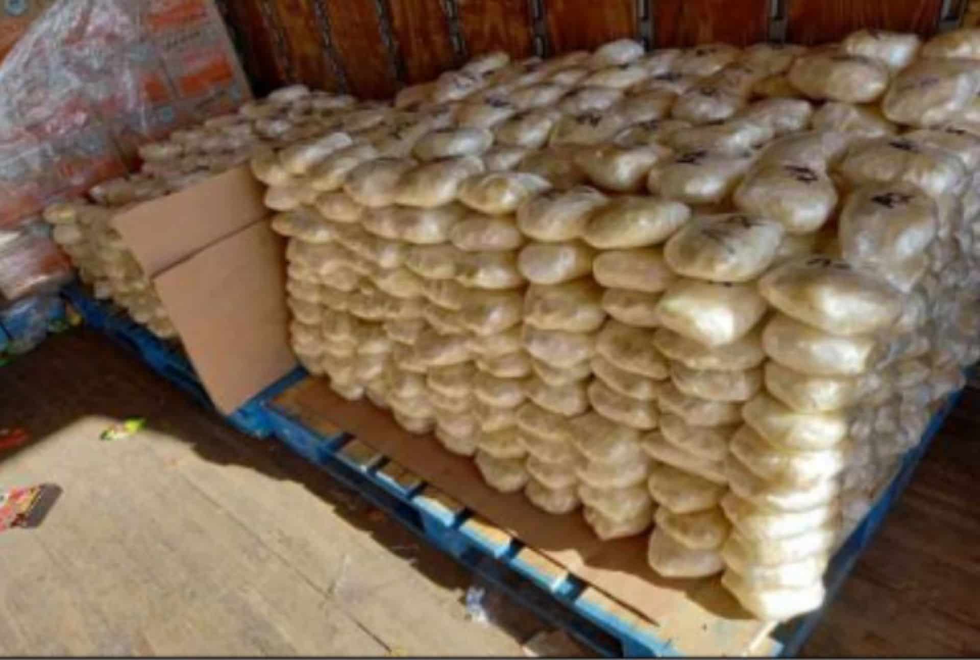 Militares aseguraron mil 440 bolsas con posible metanfetamina en un camión en Rosario, Baja California.