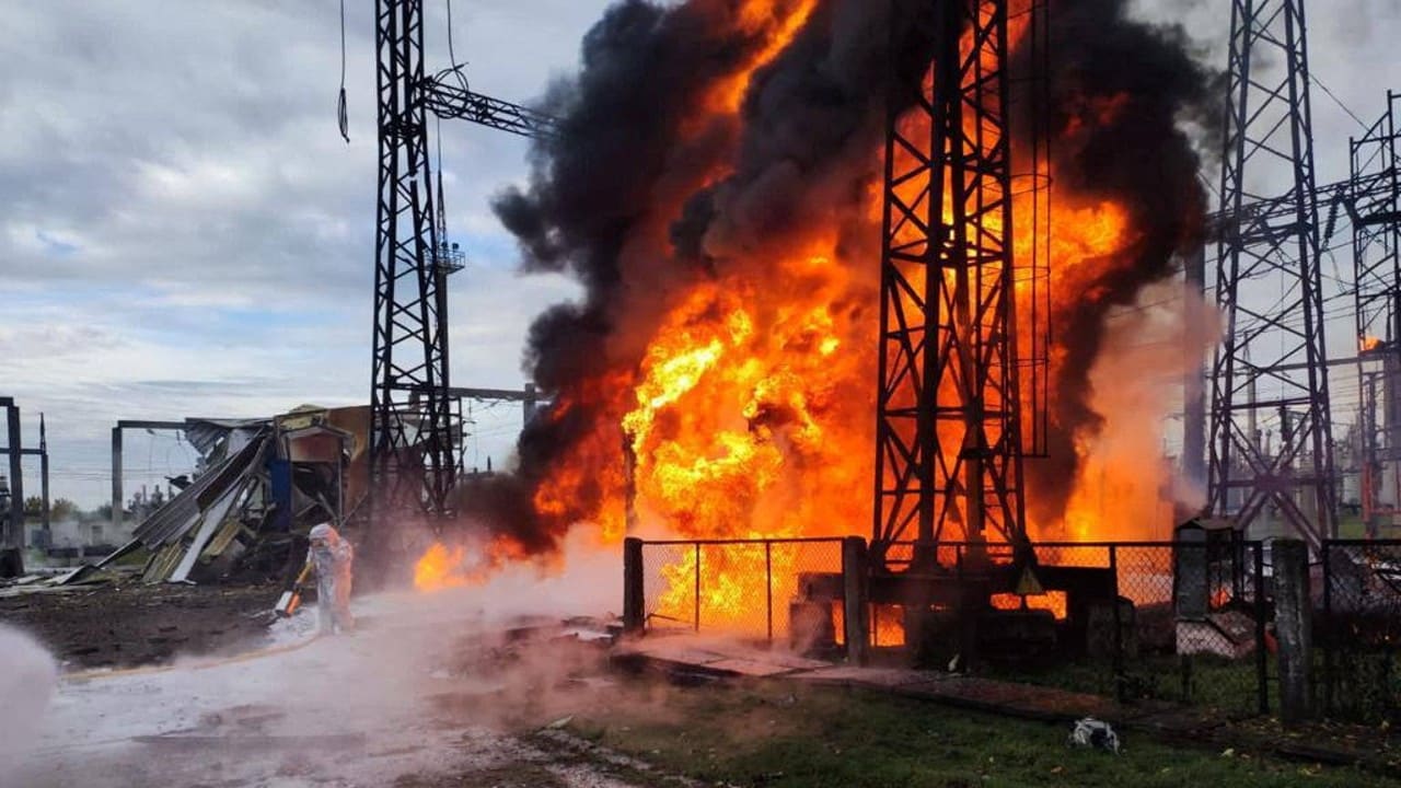 Rusia dejó hoy sin luz a más de un millón de ucranianos en nuevos ataques contra la red eléctrica del país.