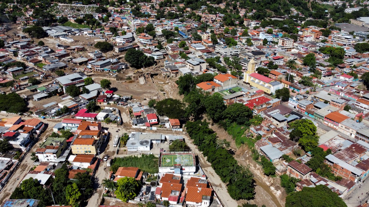 Aumentan a 36 los muertos por deslave en Venezuela, difícilmente creen hallar sobrevivientes