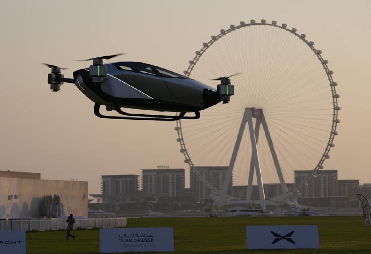 Una empresa china realizó pruebas a un taxi volador eléctrico en Dubái (AP)