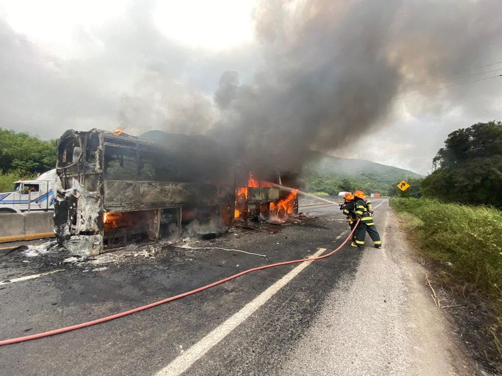 Autobús con 42 pasajeros se incendia sobre autopista Colima-Manzanillo
