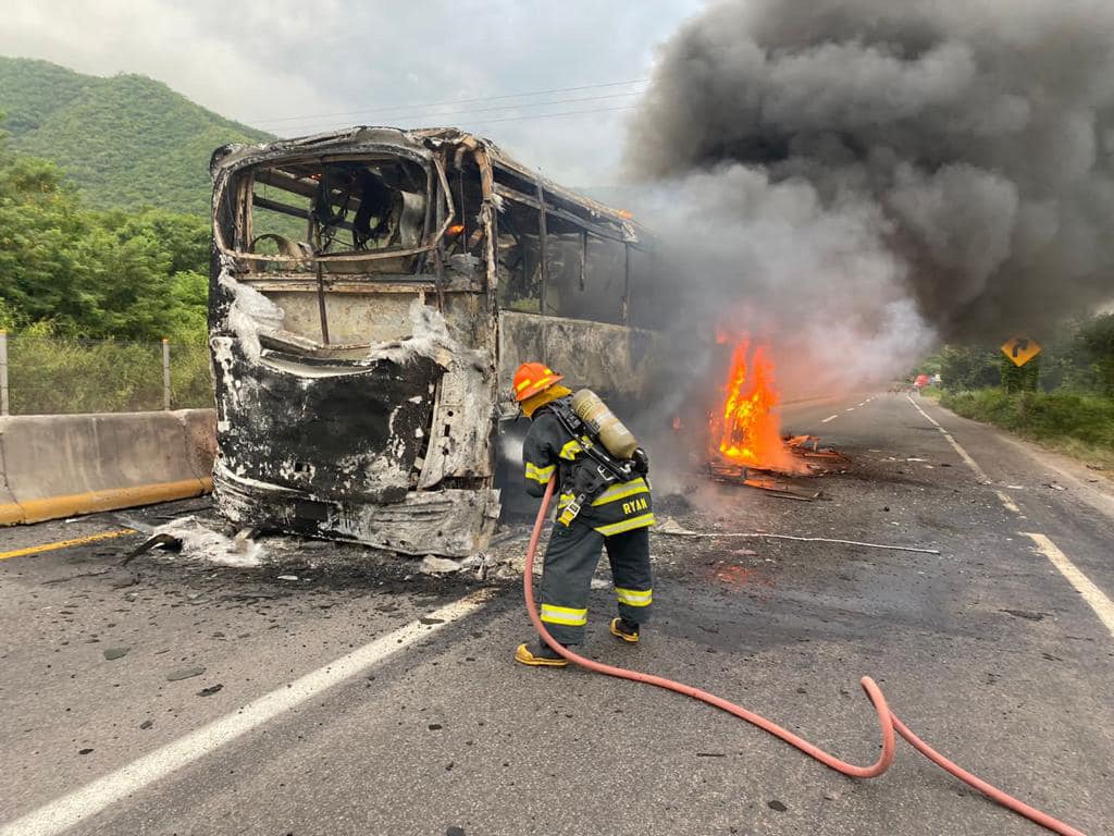 Autobús con 42 pasajeros se incendia sobre autopista Colima-Manzanillo