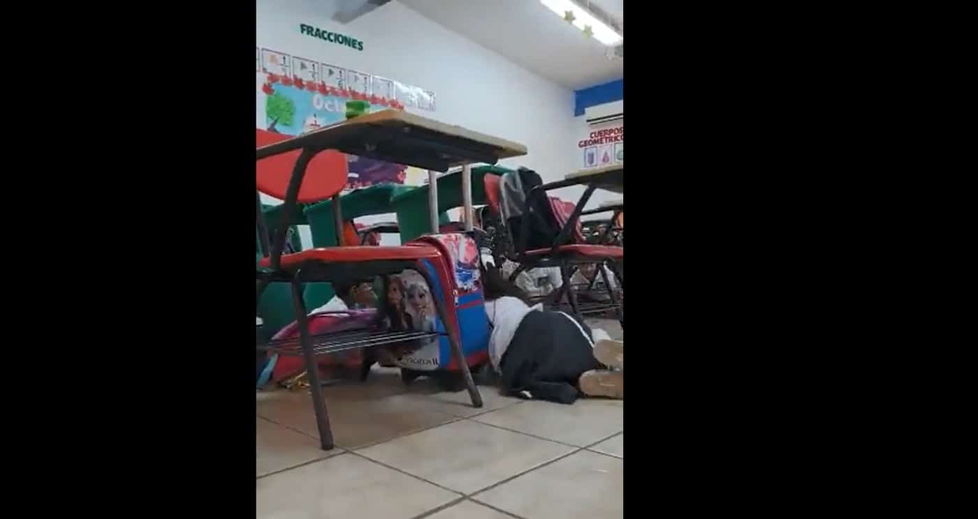 Maestra trata de calmar a niños de una primaria tras balacera en Empalme, Sonora (N+)