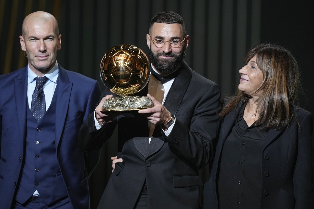 Karim Benzema, del Real Madrid, celebra después de ganar el Balón de Oro 2022 (AP)