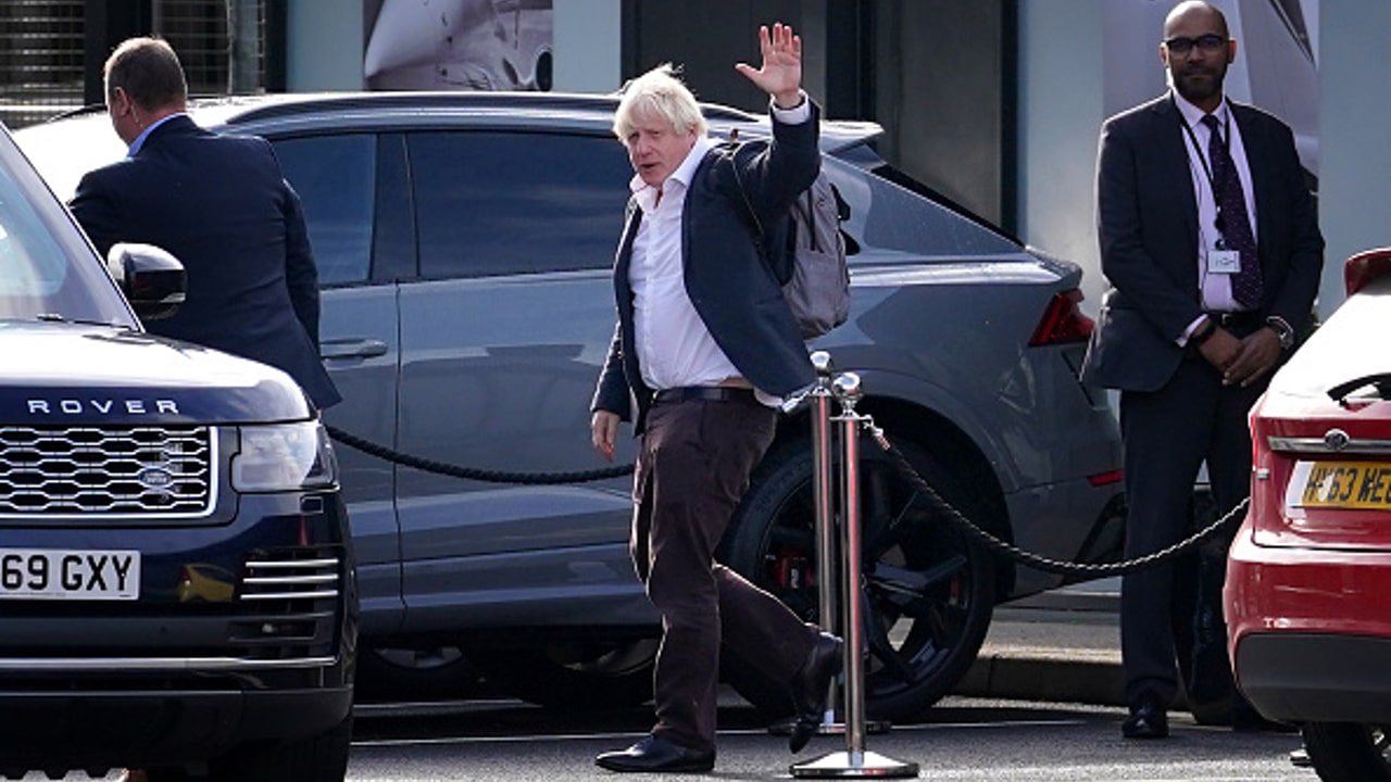El exprimer ministro Boris Johnson sale del aeropuerto de Gatwick en Londres, tras un vuelo desde el Caribe
