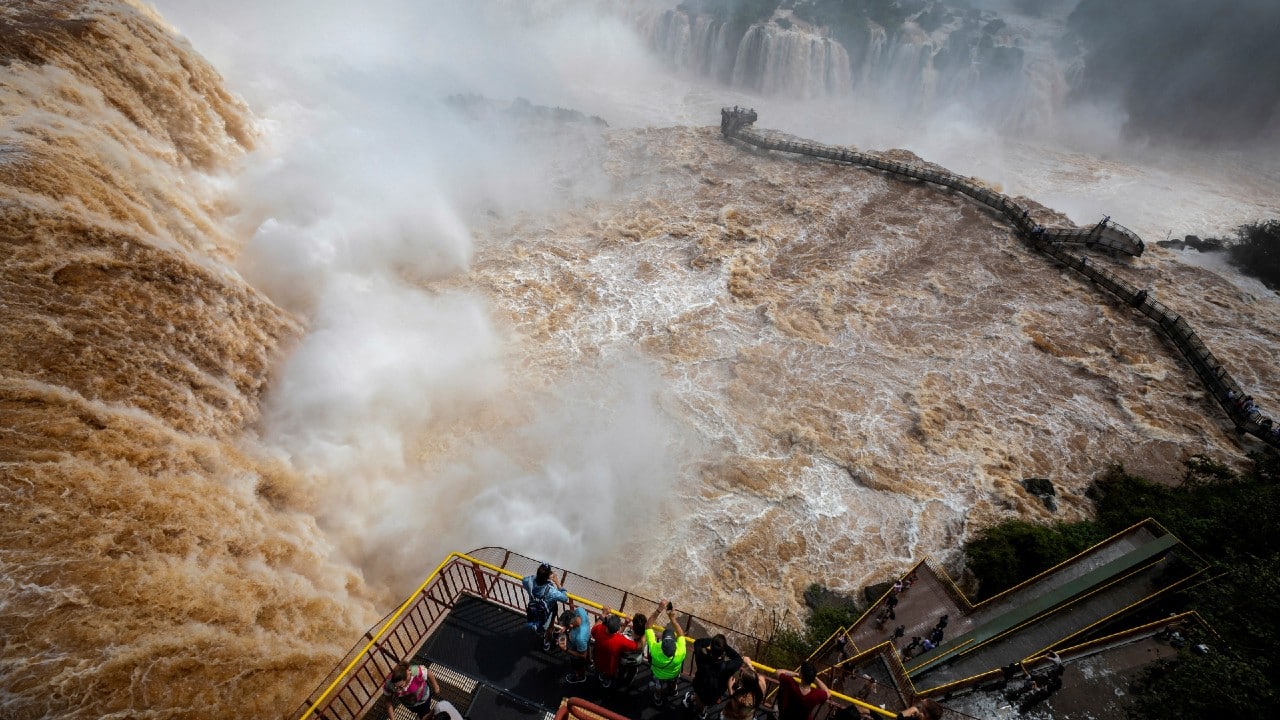 Buscan a hombre que cayó a las Cataratas del Iguazú que continúan con caudal abundante