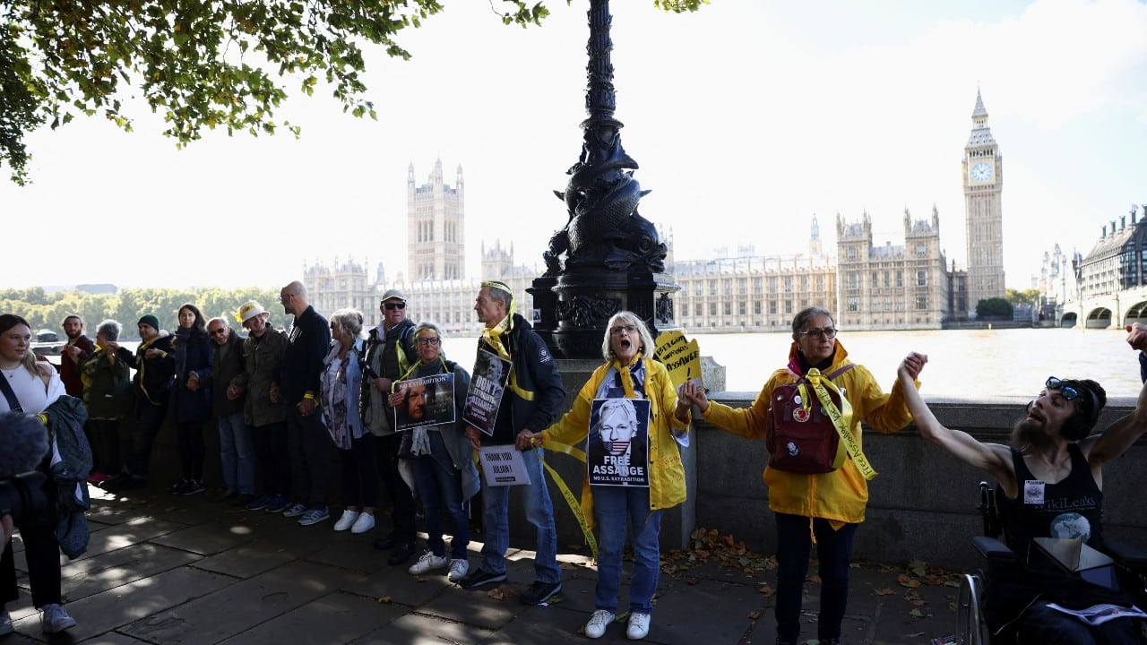 Cadena humana rodea el Parlamento de Reino Unido y piden la liberación de Assange.