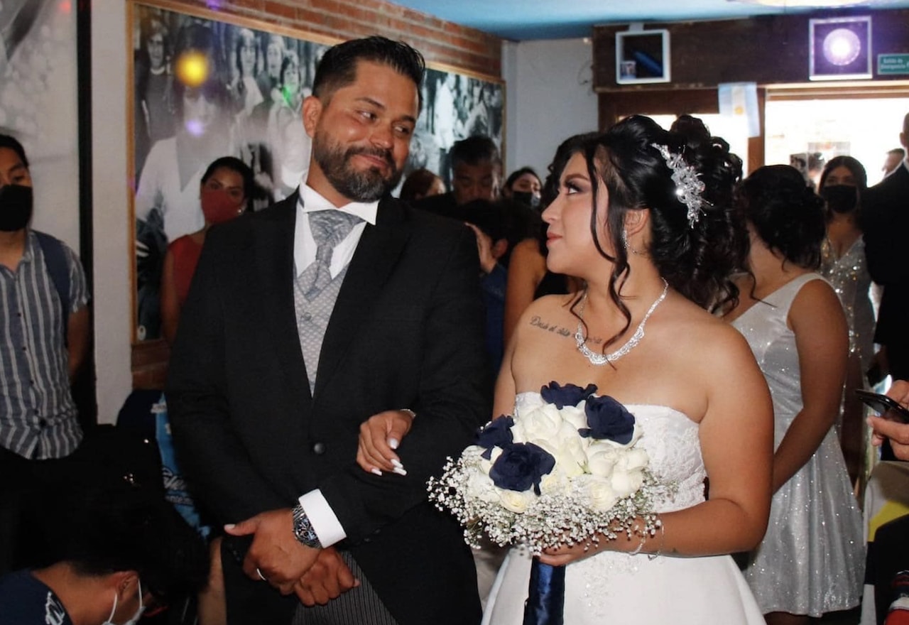 Pareja hace boda en iglesia dedicada a Maradona, en Puebla