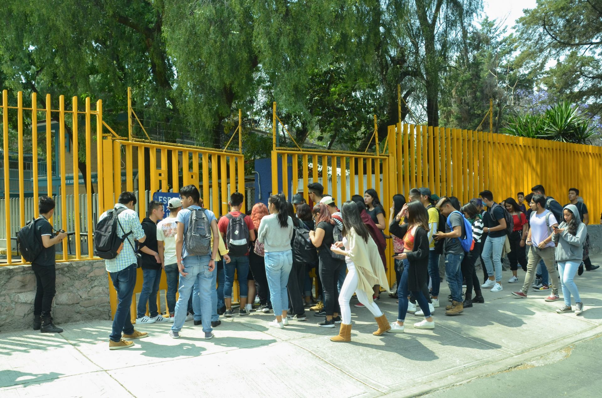 CCH Azcapotzalco y Bachilleres 1 regresan a clases con temor tras amenazas