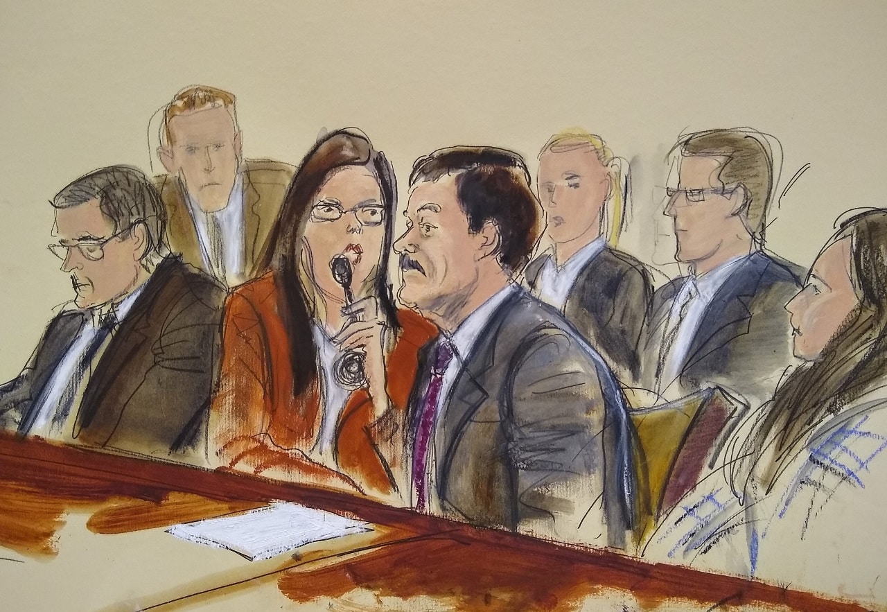 Boceto donde aparece Joaquín "El Chapo" Guzmán, mientras escucha su sentencia a través de un intérprete mientras está rodeado por alguaciles federales en NY, Estados Unidos (AP)