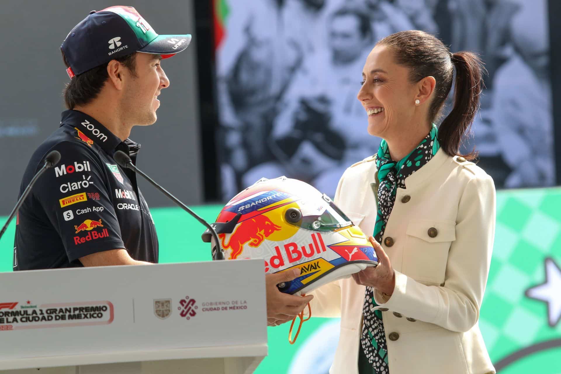 Sergio Checo Pérez le regalo un casco a Claudia Sheinbaum, durante la ceremonia de arranque de actividades del GP de México (Cuartoscuro)
