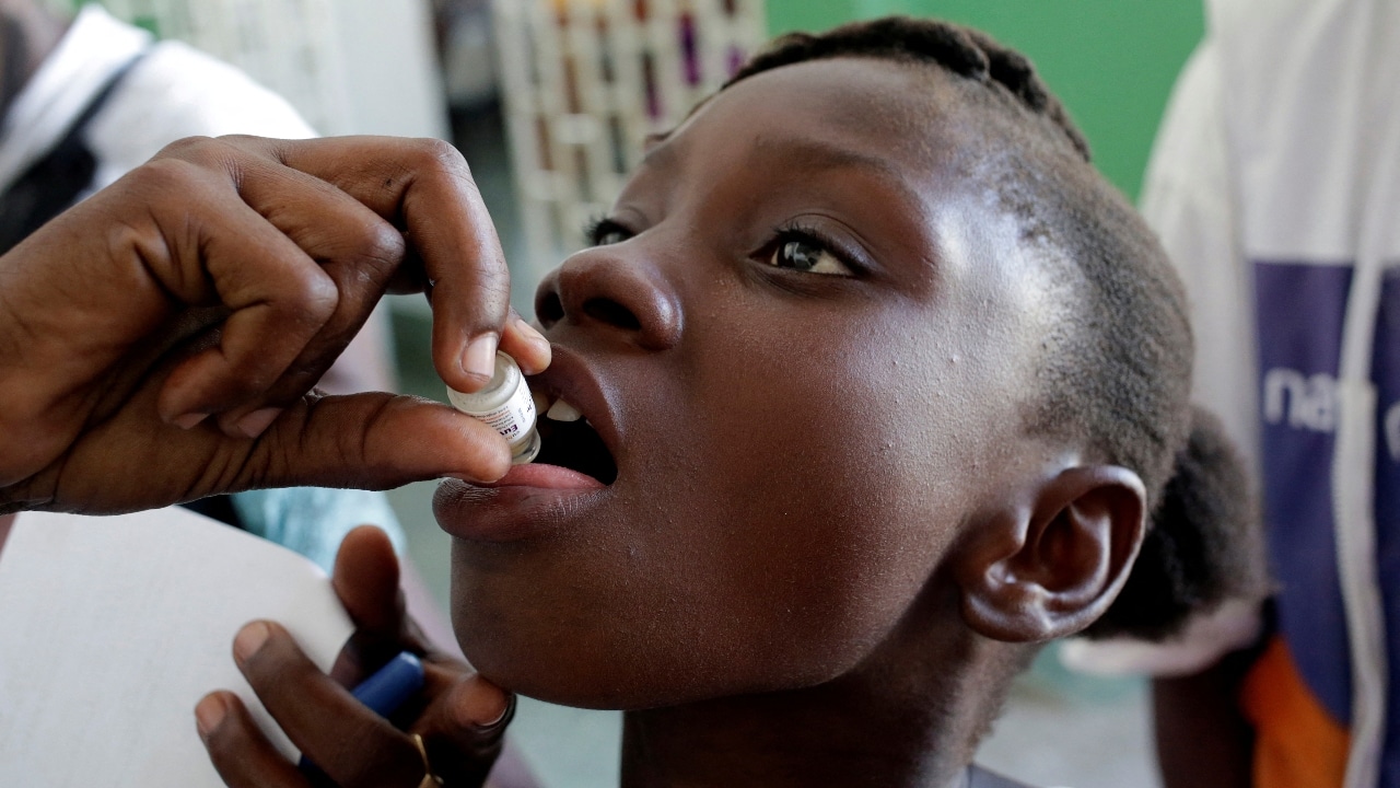 Una niña recibe una vacuna oral contra el cólera en Haití