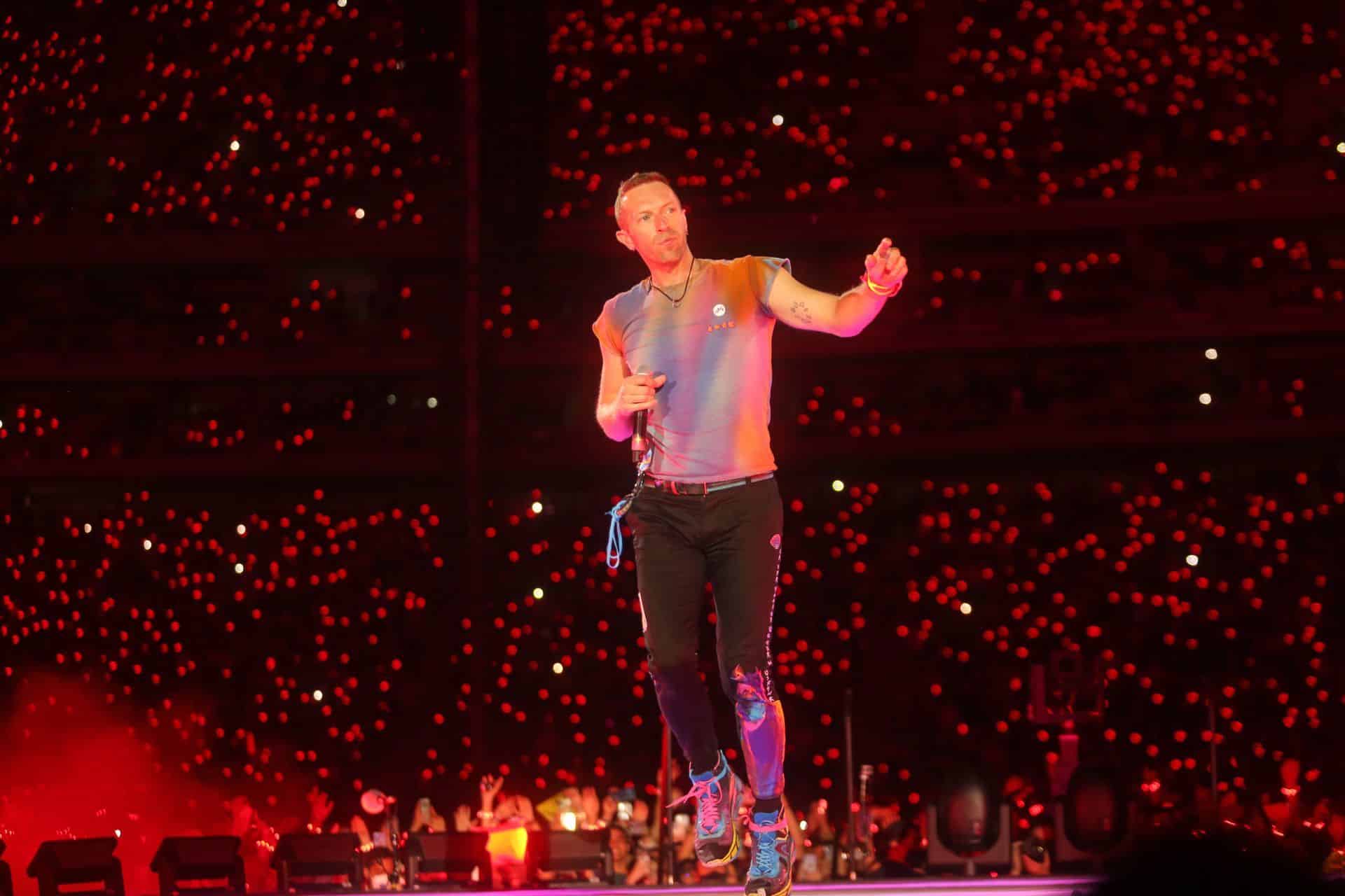 Chris Martin, con ‘infección pulmonar grave’; Coldplay pospone conciertos