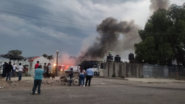 Bomberos controlan incendio en la colonia El Infiernillo, municipio de Cuautitlán, Edomex (Twitter: @vialhermes)