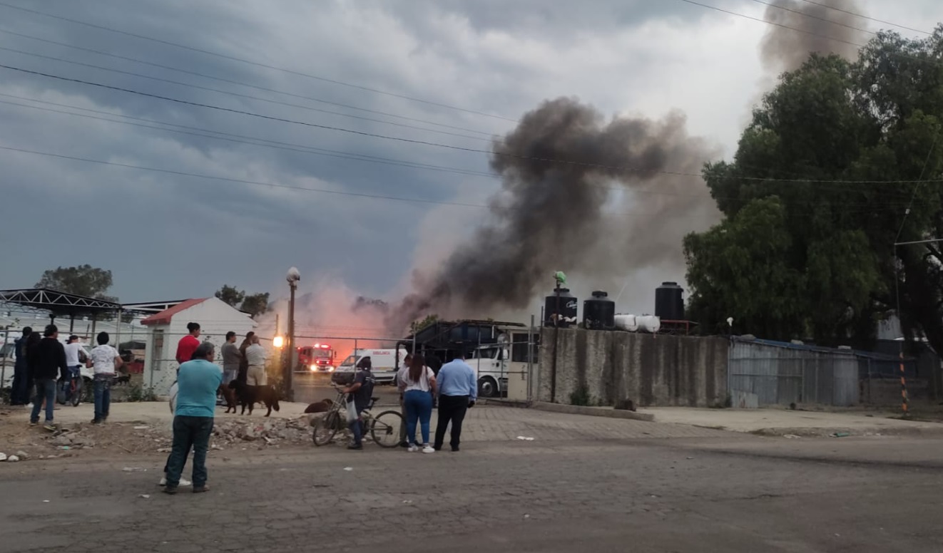 Bomberos controlan incendio en la colonia El Infiernillo, municipio de Cuautitlán, Edomex (Twitter: @vialhermes)