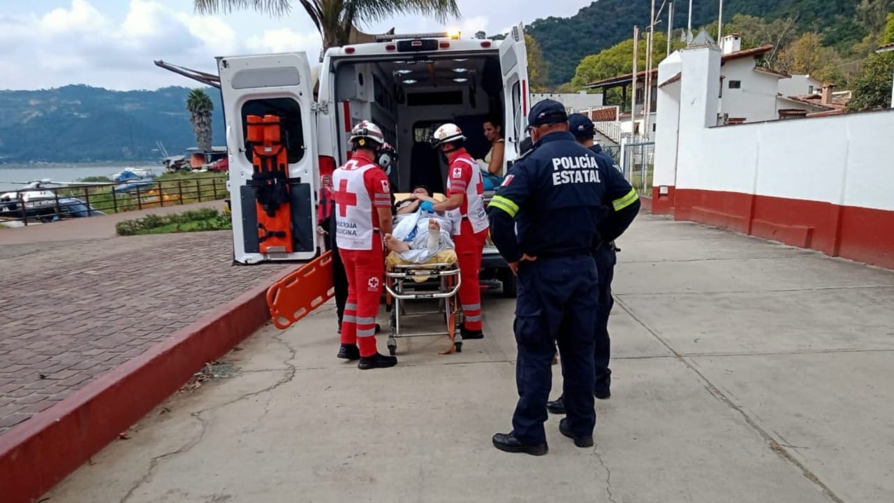 Caída de avioneta deja un muerto y 3 heridos en Valle de Bravo.
