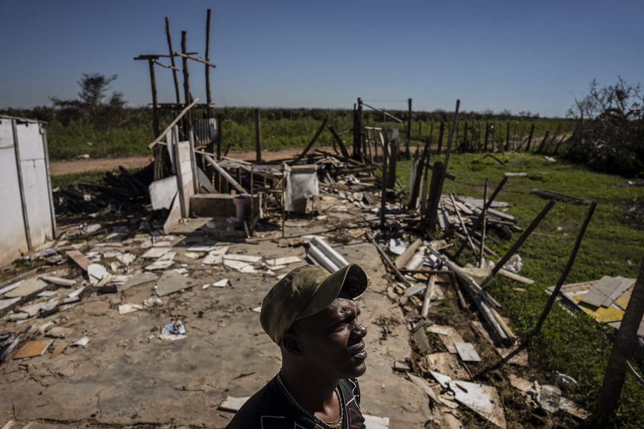 Javier Díaz aparece junto a su casa que fue destruida por el huracán Ian en La Coloma, en la provincia de Pinar del Río, Cuba (AP)