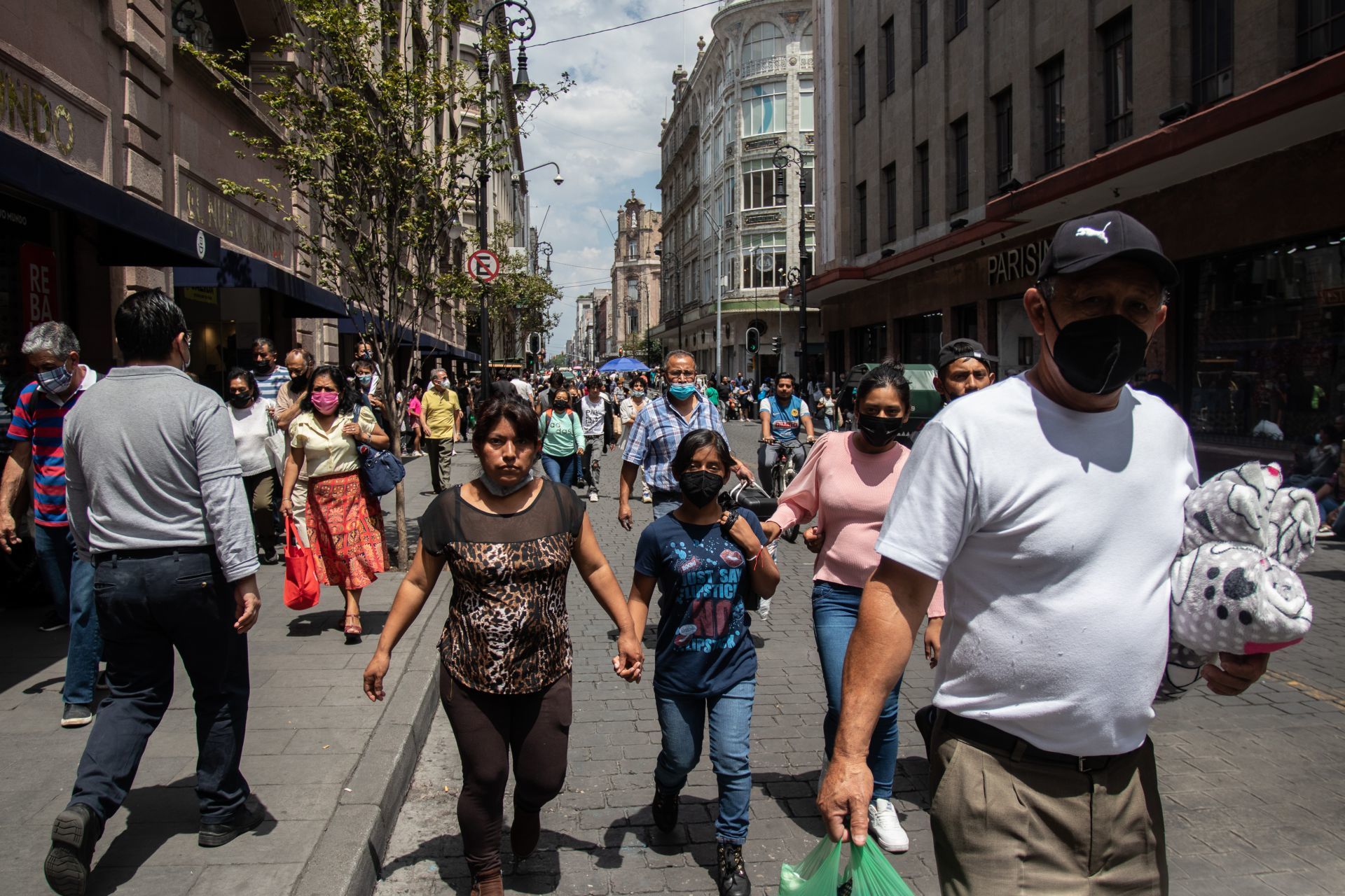 Peatones con cubrebocas en calles del Centro de la CDMX (Cuartoscuro)