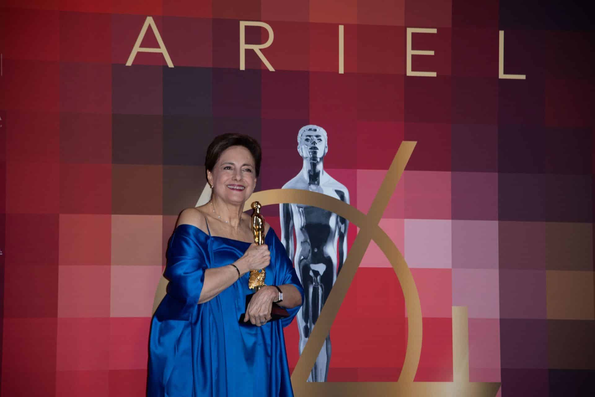 Diana Bracho es premiada con el Ariel de Oro durante la 64 entrega del premio Ariel a lo mejor del cine mexicano, en el Colegio de San Ildefonso