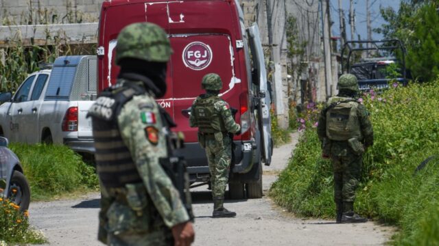 Elementos del Ejército Mexicano realizando labores de seguridad pública en México.