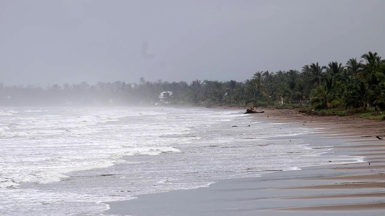 El huracán Orlene en el muelle de San Blas, Nayarit