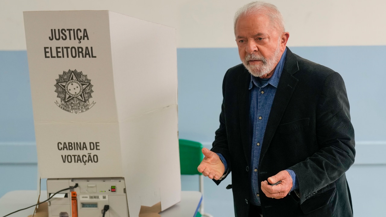 El expresidente brasileño Luiz Inácio Lula da Silva, acude a votar
