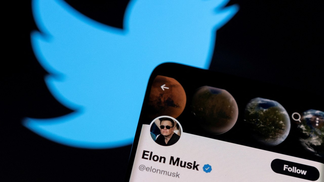Elon Musk solicita la suspensión del litigio con Twitter, cerraría el acuerdo de compra el 28 de octubre.