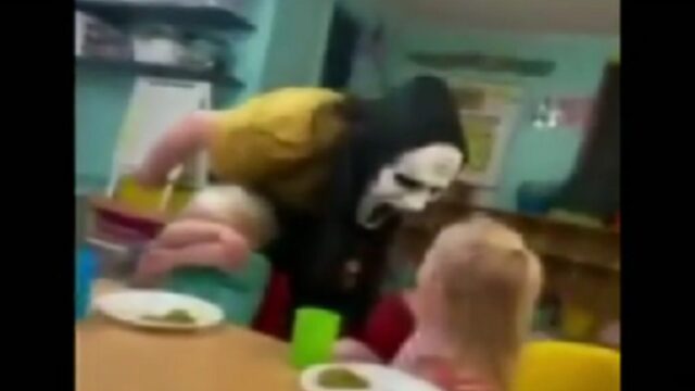 Empleados de guardería asustan a niños con máscaras en EUA