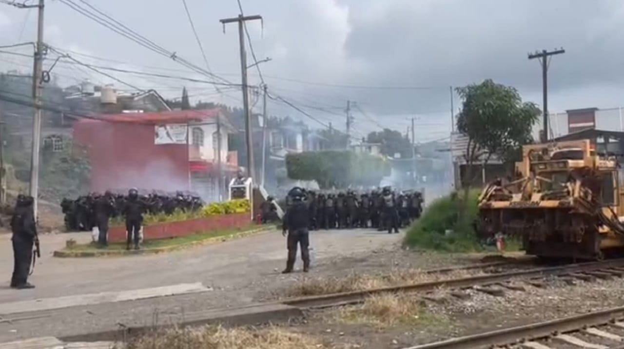 Policías se enfrentan con normalistas en Michoacán
