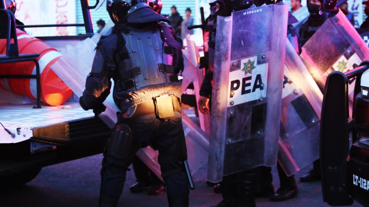 Se enfrentan normalistas y policías estatales en Tlaxcala