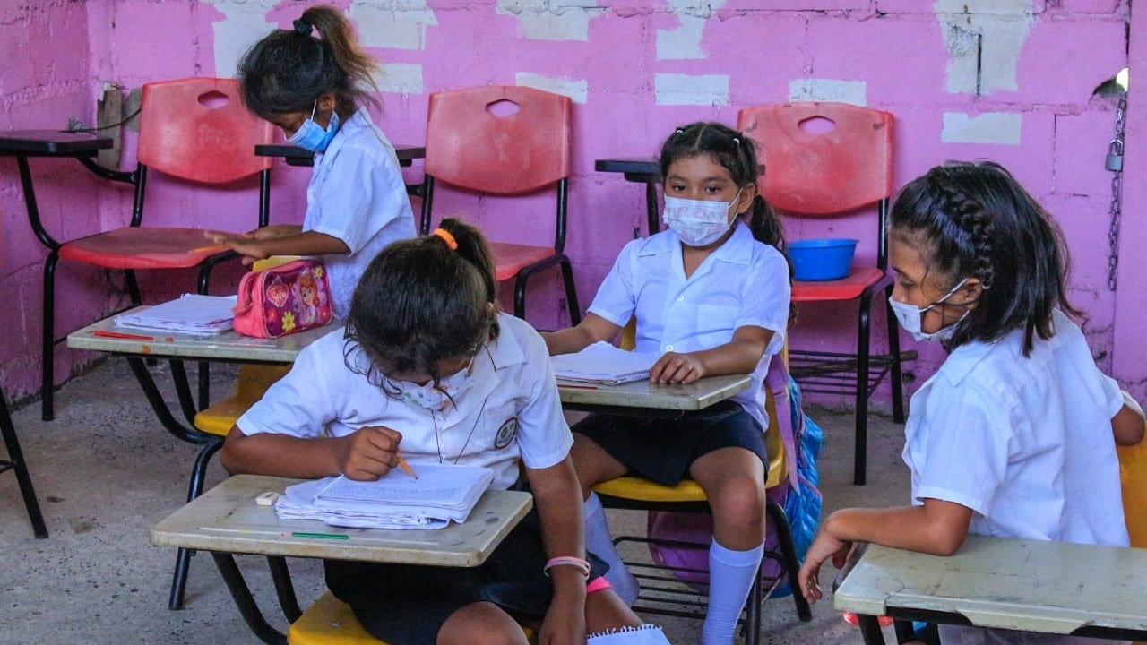 Fotografía que muestra a alumnos de una escuela primaria en Acapulco.