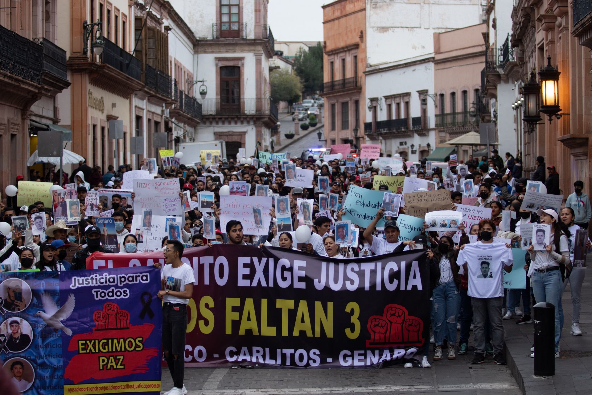 Estudiantes en Zacatecas marchan para exigir justicia por el asesinato de tres compañeros