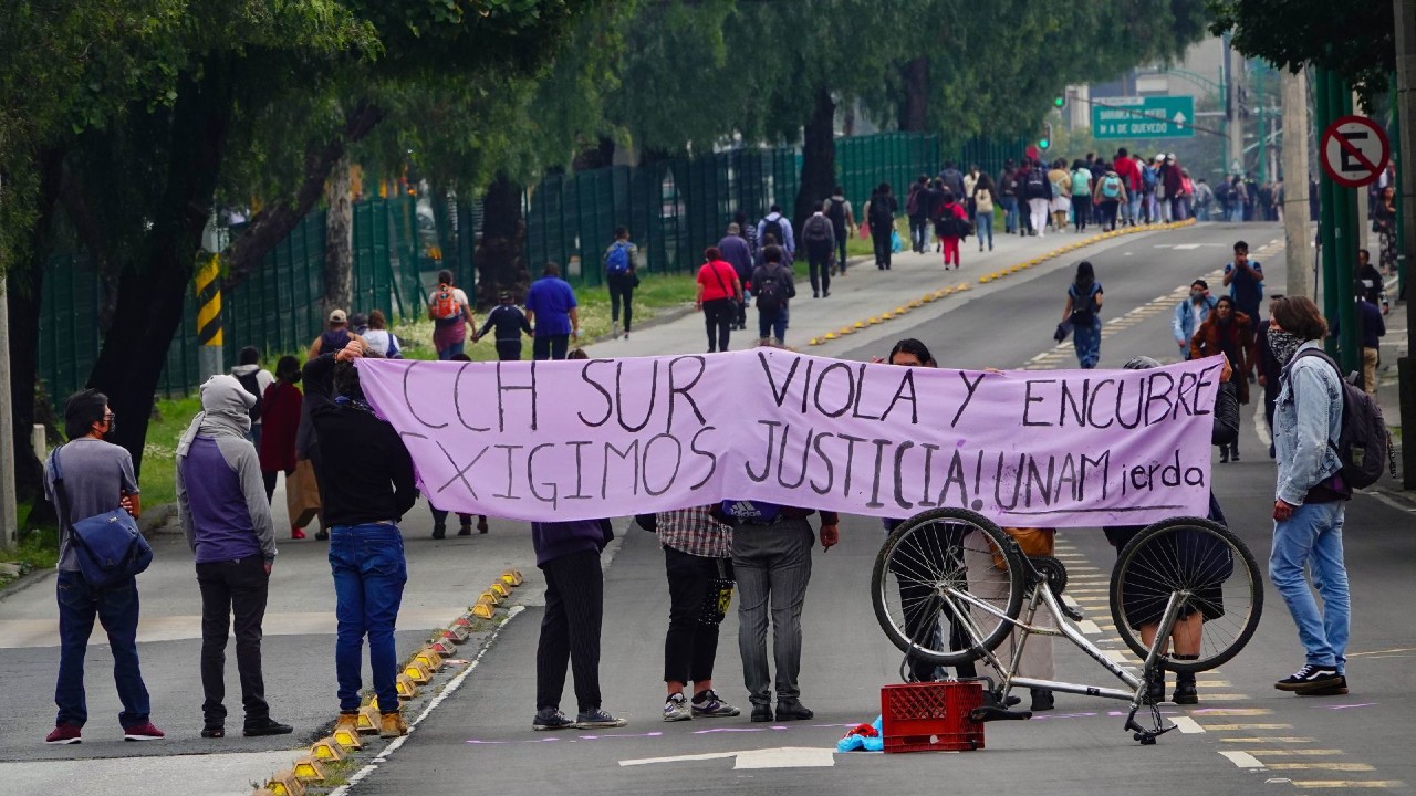 Estudiantes protestaron sobre la avenida Insurgentes Sur de la Ciudad de México.