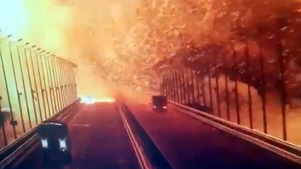 Explosión daña el puente de Crimea,