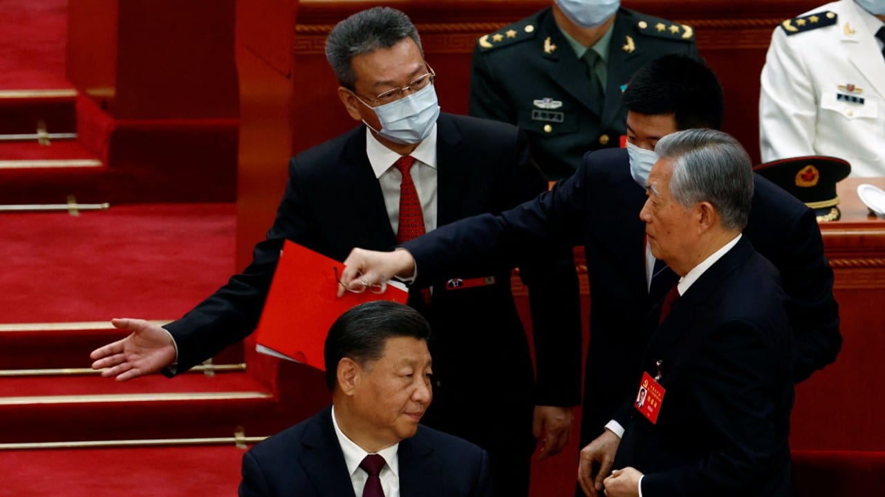 Expresidente chino Hu Jintao abandona Congreso del Partido Comunista por malestar