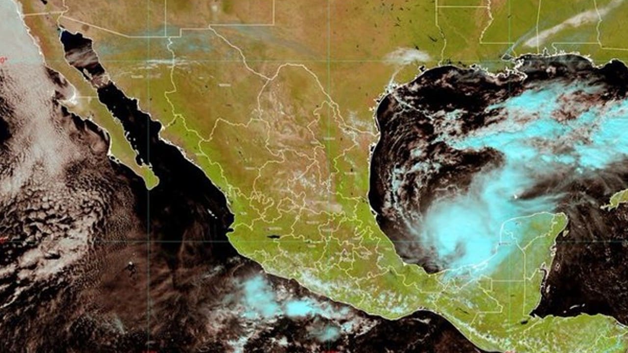 La tormenta tropical Karl genera bandas nubosas en al menos 4 estados de México.
