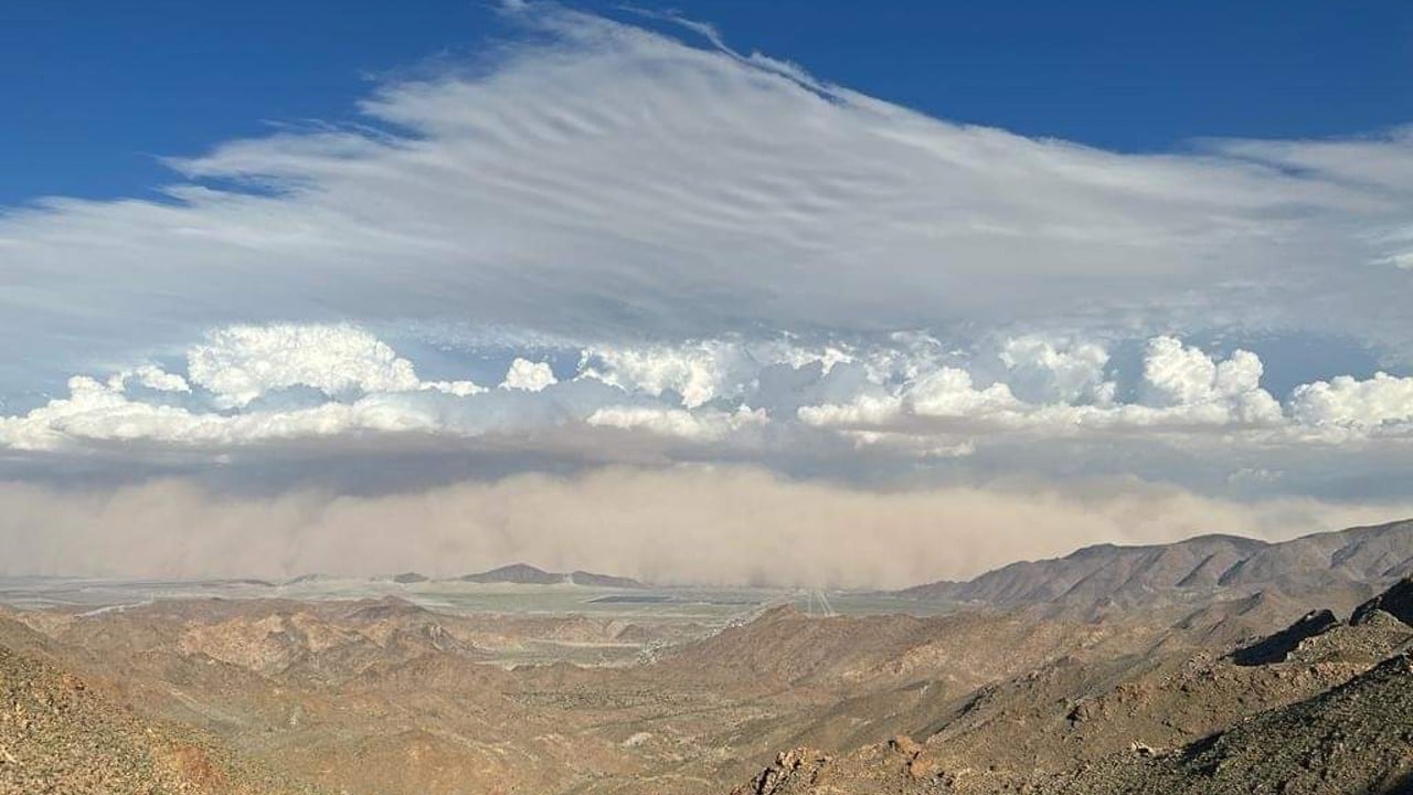Vista desde La Rumorosa de la tormenta de arena que azotó la capital del estado de Baja California