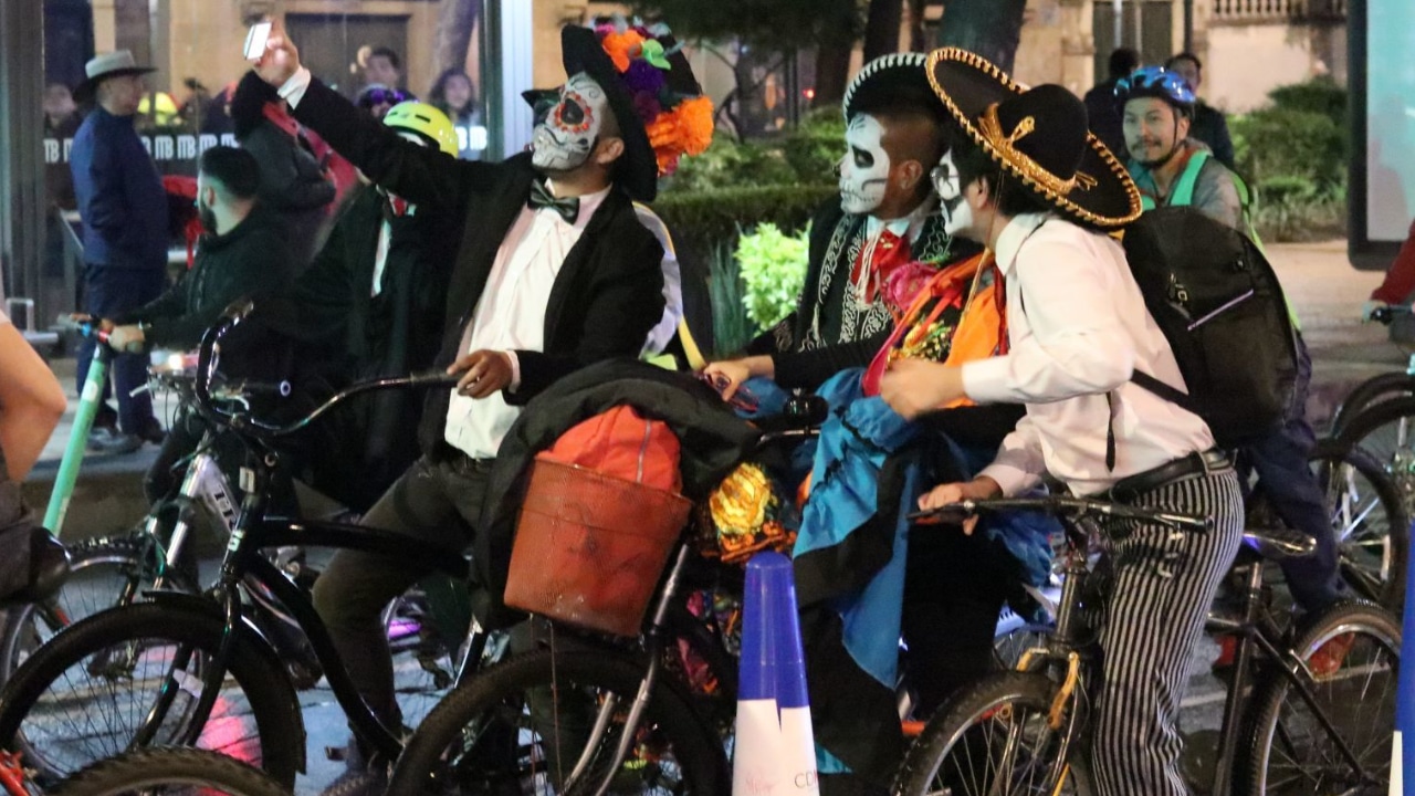 Vuelve Paseo Nocturno en bicicleta de Día de Muertos en CDMX
