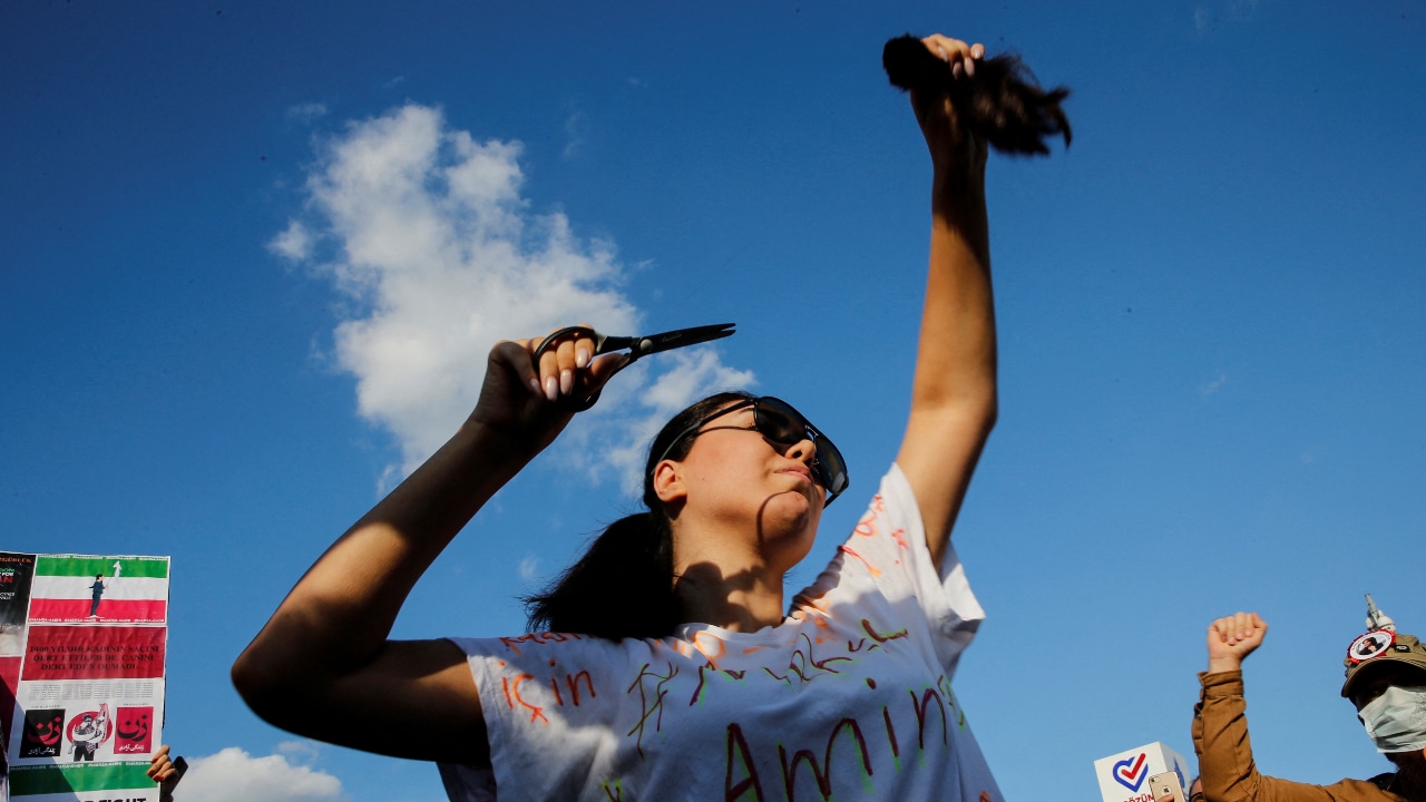 Cortarse el pelo: Un símbolo de solidaridad con lrán