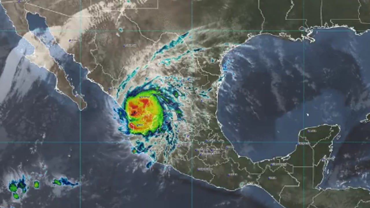 Roslyn se degrada a tormenta tropical tras impactar en las costas del Pacífico.