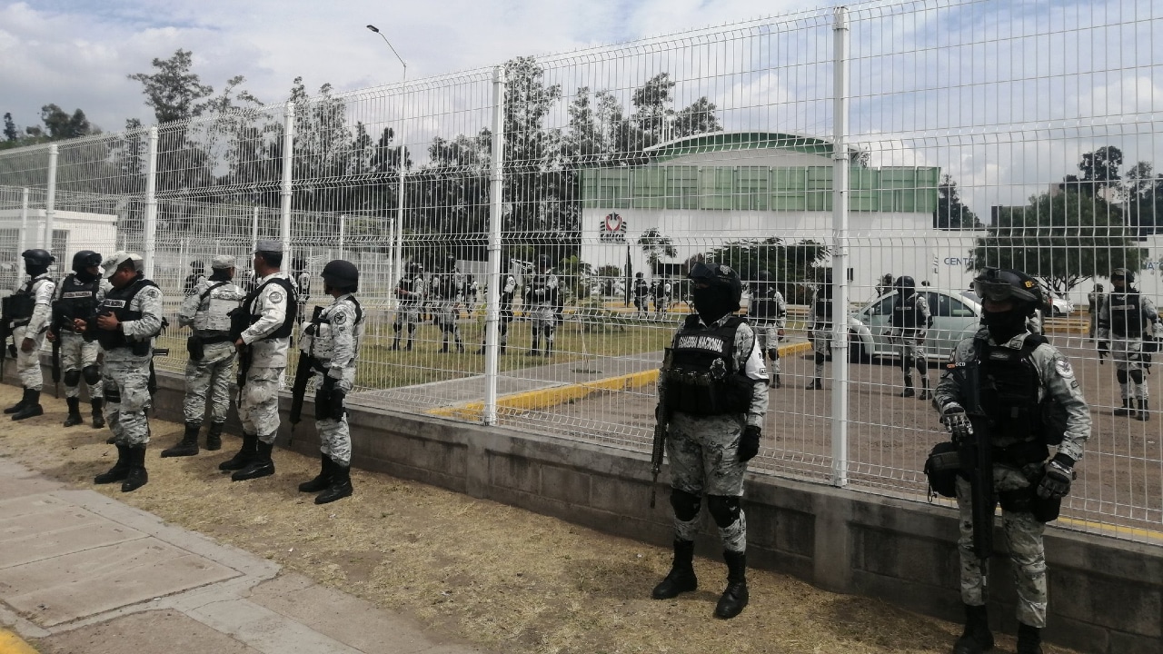 Elementos de la Guardia Nacional resguardan las instalaciones de la Policía Municipal de Irapuato
