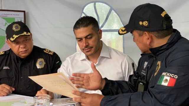 El secretario de Seguridad Ciudadana (SSC) de la Ciudad de México, Omar García Harfuch, recibe el informe sobre el operativo para el GP de México.