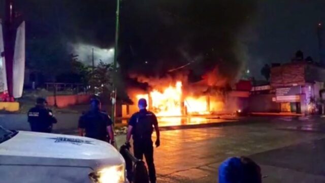 Hombres encapuchados incendian tienda de conveniencia en León, Guanajuato