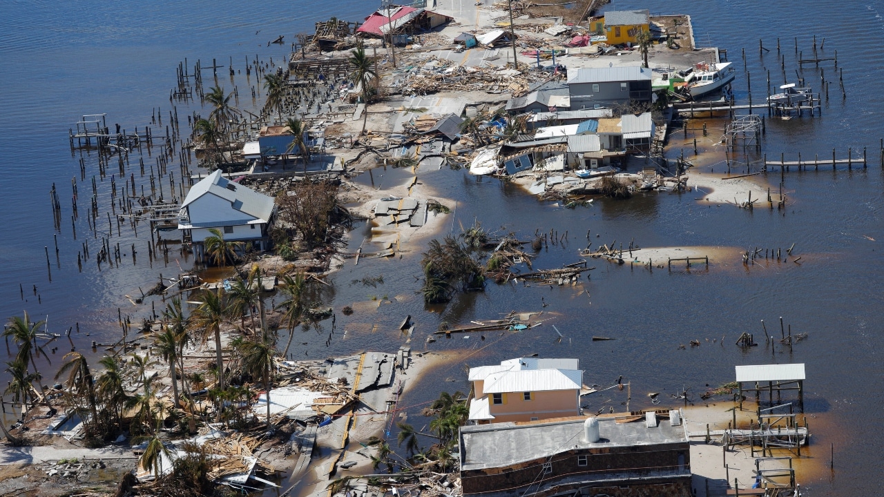 Vista general de casas y negocios destruidos en Pine Island, Florida, tras el paso del Ian.