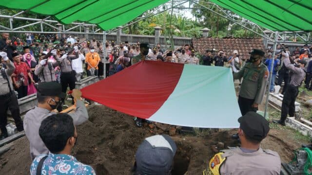 Denuncian el actuar de la policía en Indonesia tras la estampida que dejó 125 muertos. Fuente: Reuters